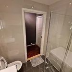 Lovely 2 Bedroom With Free Parking Апартаменты
