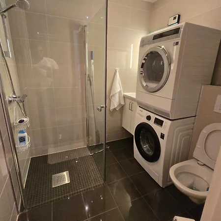 Apartment Lovely 2 Bedroom With Free Parking *